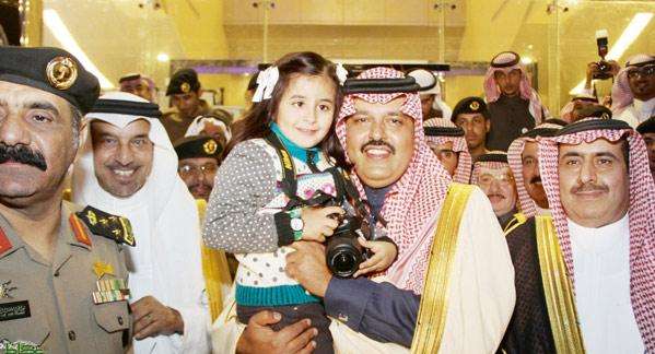 طفلة مصوّرة تلفت نظر الأمير عبدالعزيز