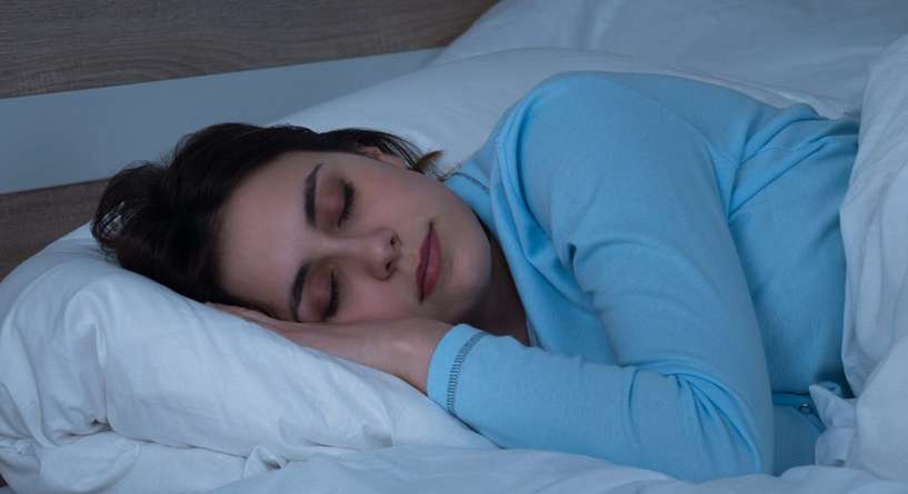 هل المعده تهضم اثناء النوم وما اضرار النوم بعد الاكل مباشرة