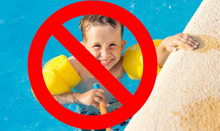 مخاطر اللجوء إلى العوامات خلال سباحة الطفل