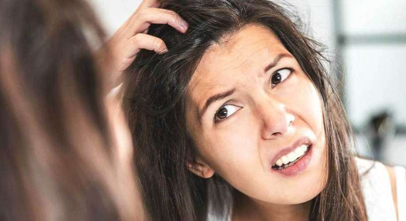 ما هي اسباب قشرة الشعر في الشتاء وكيف يمكن علاجها؟