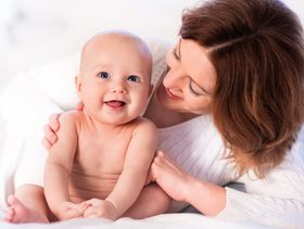 كيف اتعامل مع طفل عمره شهرين