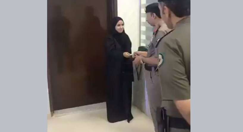 اول امرأة سعودية تتسلم رخصة القيادة في المملكة