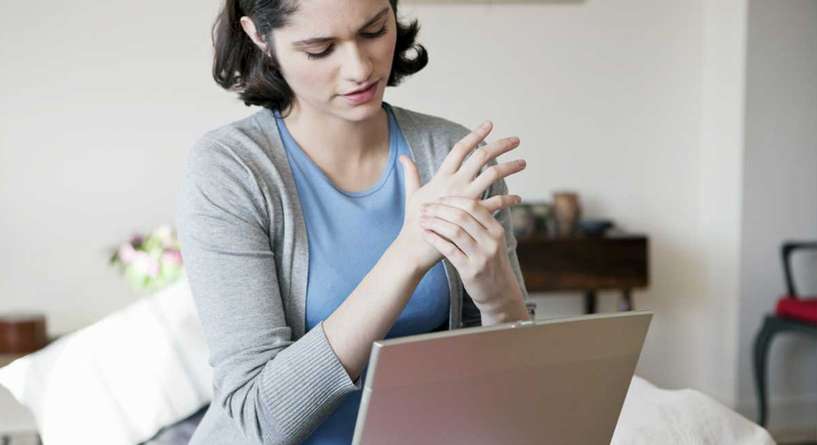 سبب الشعور بالشرارة الكهربائية بعد لمس بعض الاغراض