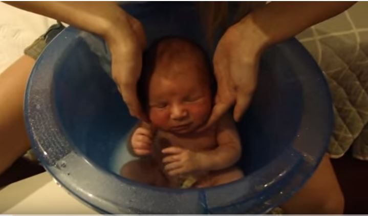 طفل لم يهدأ بعد ان وضعته امه في الحوض الرحم