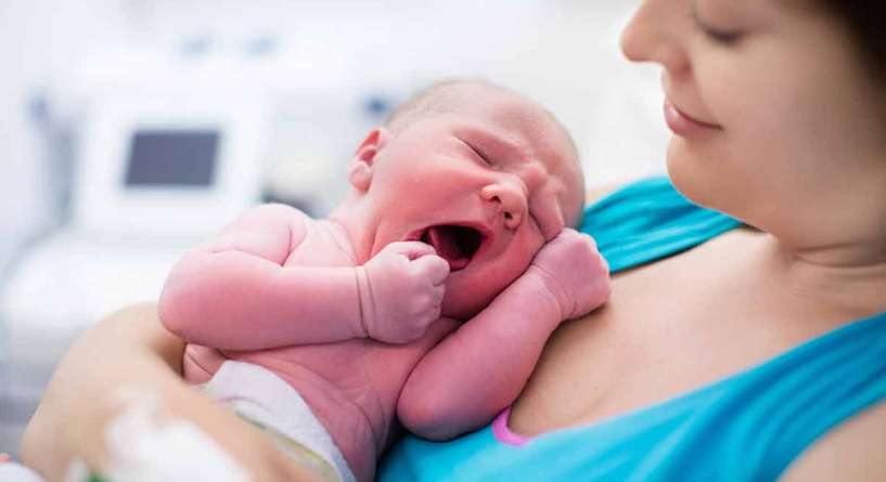 اهمية تاخير تحميم الطفل بعد ولادته