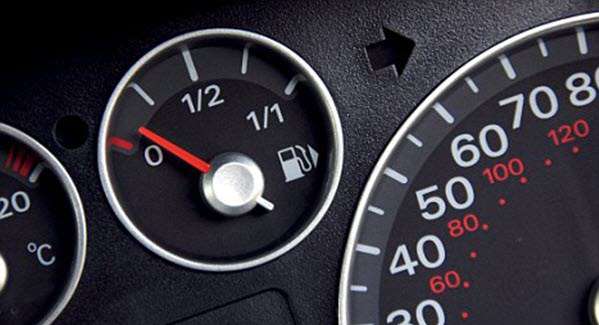دلالة المؤشر الصغير إلى جانب وحدة قياس الوقود في السيارة