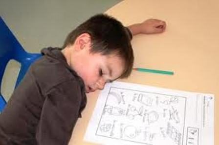 النوم السليم ليلاً وارتداداته الإيجابيّة على دراسة ولدك