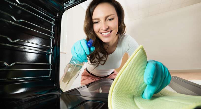 أفضل 3 خلطات منزلية لتنظيف الفرن بسهولة
