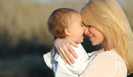 11 طريقة تعبّرين بها عن حبك لطفلك
