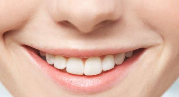 3 خلطات للتخلص من السواد حول الفم