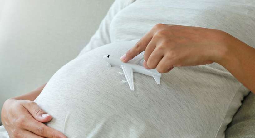 كيف يتم التعامل مع الولادة على متن الطائرة؟