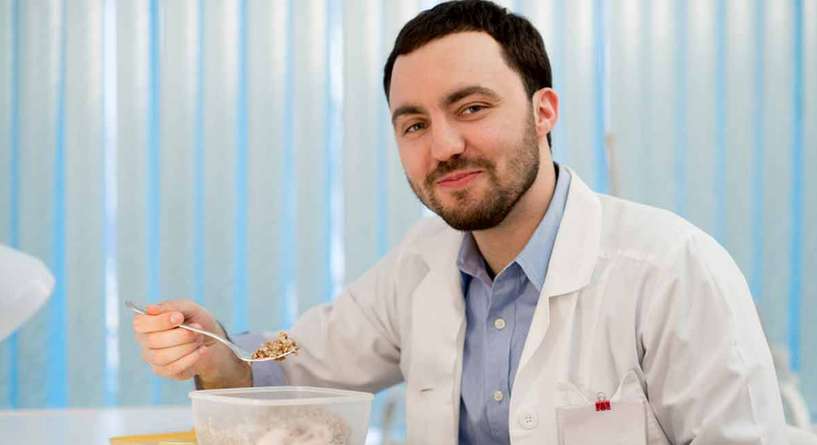 طبيب يتناول الطعام حتى بعد وقوعه على الأرض