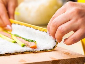 تعلمي طريقة عمل السوشي خطوة بخطوة!