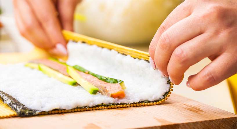 تعلمي طريقة عمل السوشي خطوة بخطوة!