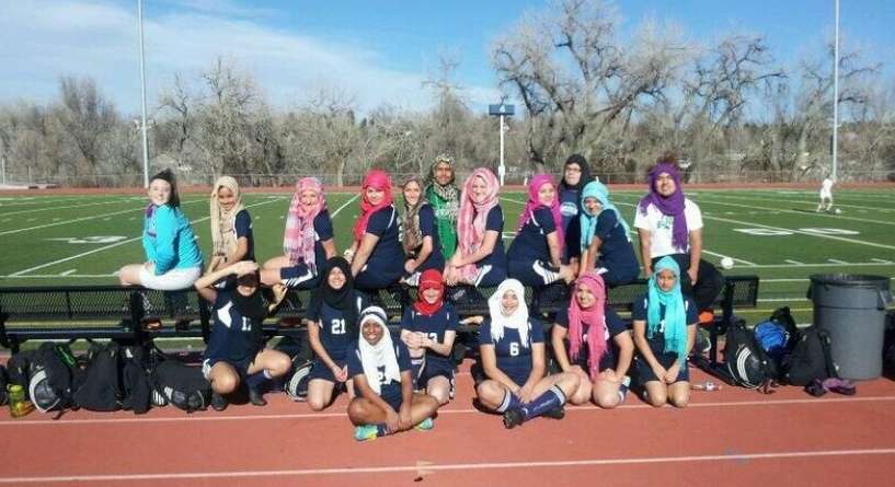 فتيات يرتدين الحجاب تضامنًا مع لاعبة كرة القدم