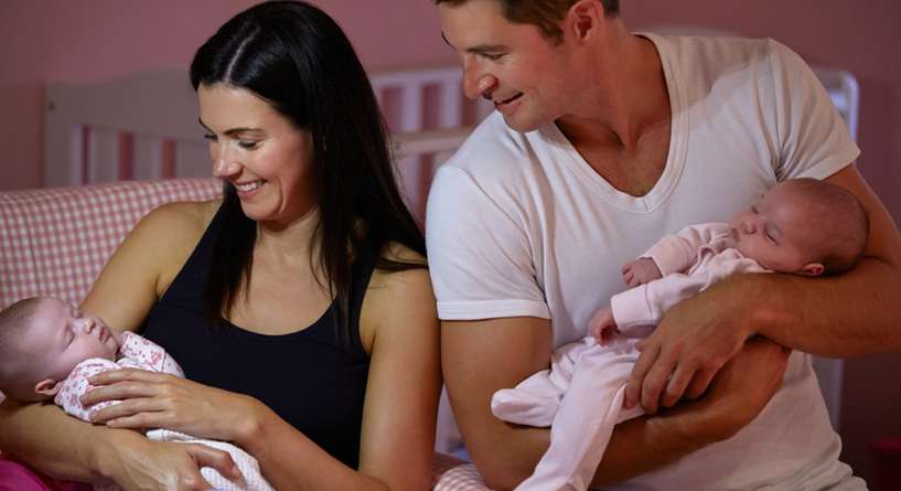 ولدت توأم فتصرف الزوج والابن على طريقتهما للمساعدة 