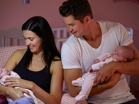 ولدت توأم فتصرف الزوج والابن على طريقتهما للمساعدة 