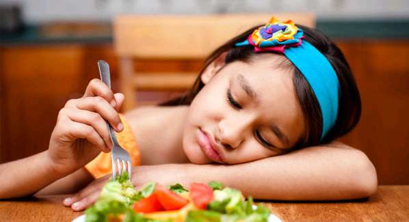 كيف تتصرّفين عندما يرفض طفلك الطعام؟