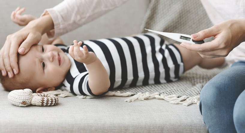 اكتشفي كم تبلغ حرارة راس الطفل وقت التسنين وكيفية خفضها!