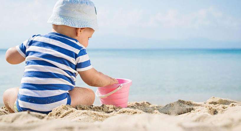 نصائح ليوم ممتع وآمن على الشاطئ مع طفلك