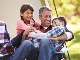 كيف تختلف علاقة الاب بابنه عن علاقته بابنته