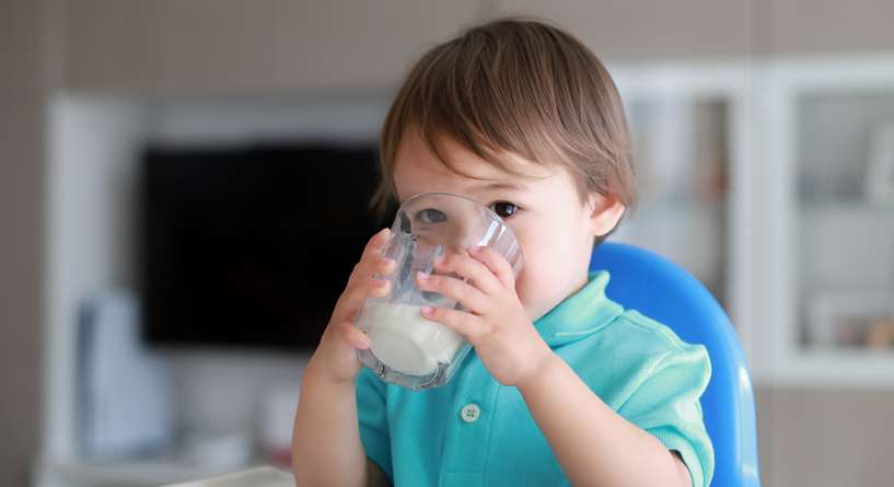 الحليب المناسب للطفل بعد السنة