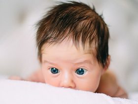 متى يفتح الطفل عينيه بعد الولادة ومراحل بصره