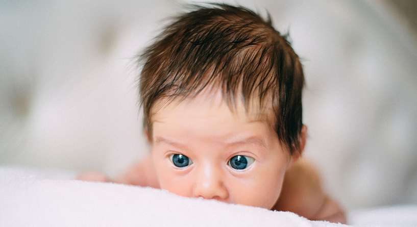 متى يفتح الطفل عينيه بعد الولادة ومراحل بصره
