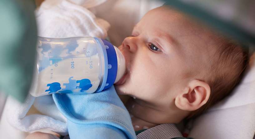 مخاطر تثبيب قنينة الحليب على فم الرضيع