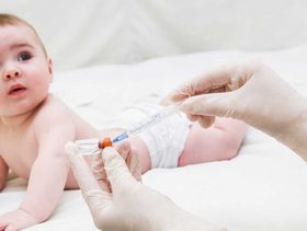 اليك طرق تكميد الطفل بعد التطعيم ونصائح لتخفيف الالم!