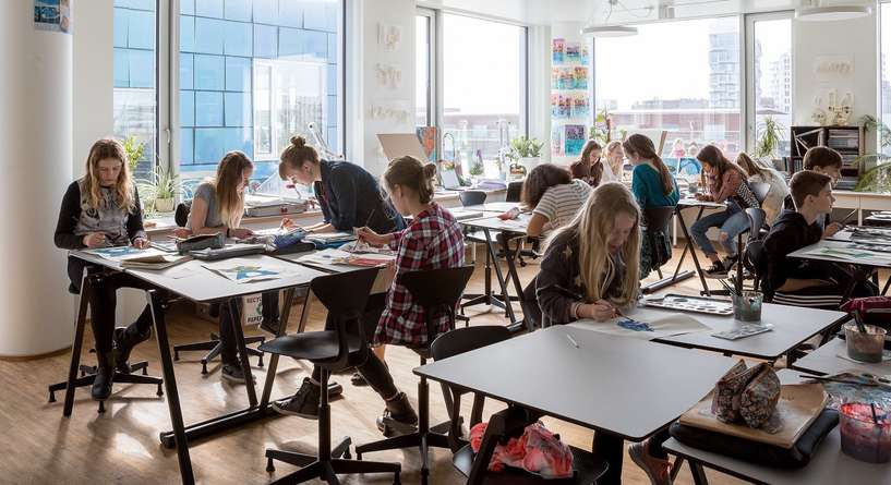 أول دولة أوروبية تفتح مدارسها بعد كورونا