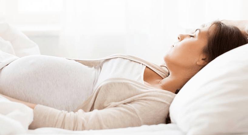 هل يضر النوم على الظهر للحامل في الشهر الخامس
