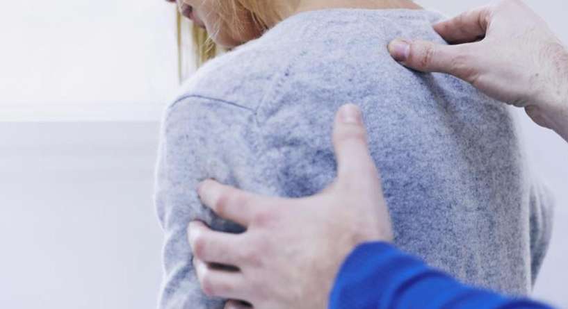 ما اسباب الم اعلى الظهر بين الكتفين والصدر وطرق علاجه؟