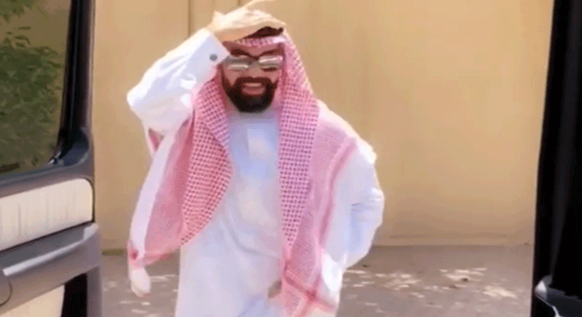 شاب سعودي يؤدي تحدي الكيكي