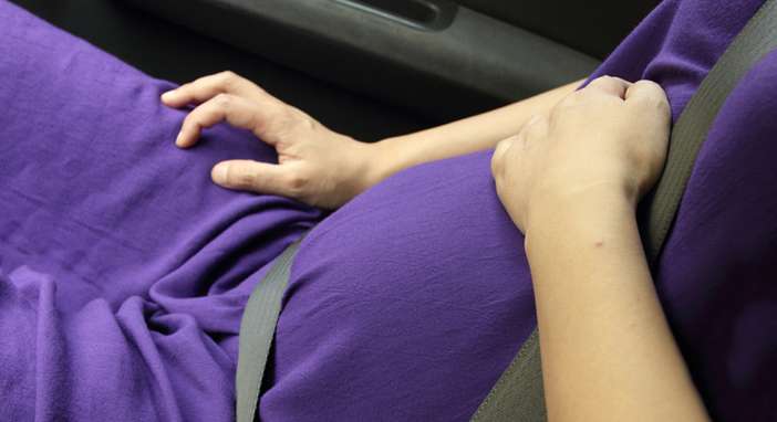 أخطاء شائعة أثناء ركوب السيارة تعرض الجنين للخطر