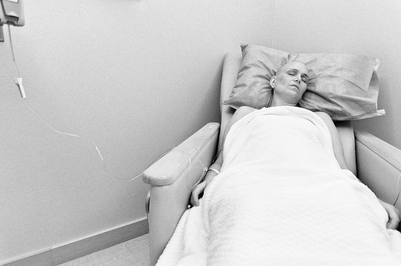 جينيفر تروي قصتها مع مرض السرطان بواسطة صورها