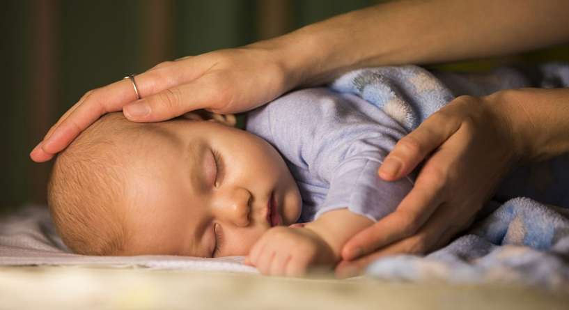 امور تساعد الطفل على النوم