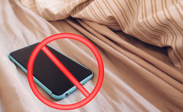 تحذير من شحن الهاتف أو الحاسوب المحمول في السرير
