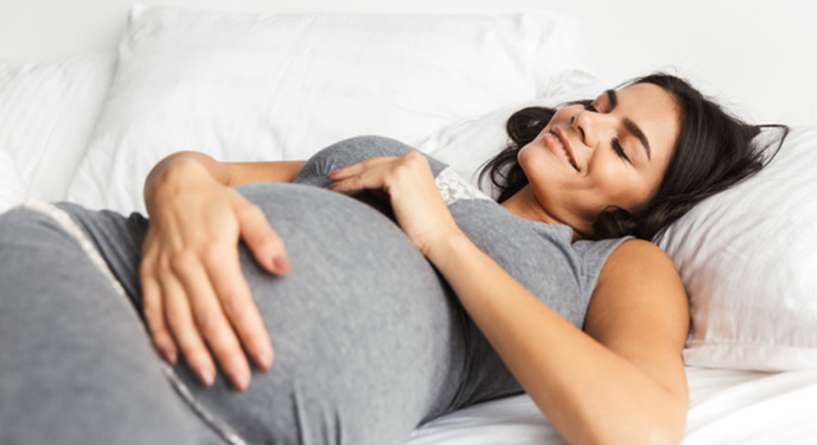 هل النوم على الظهر يؤذي الجنين وما الوضعية المناسبة لنوم الحامل؟