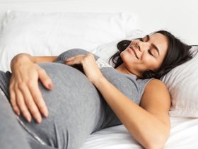 هل النوم على الظهر يؤذي الجنين وما الوضعية المناسبة لنوم الحامل؟