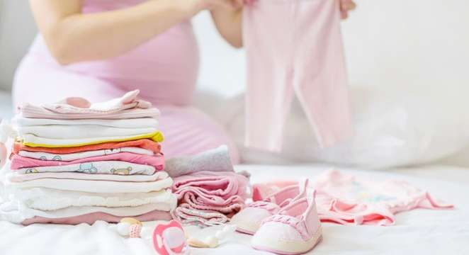 كيفية طيّ ملابس طفلك في أقل مساحة ممكنة