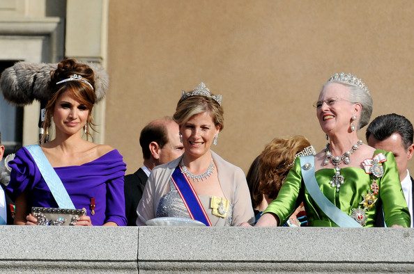 صور الملكة رانيا العبدالله في حفل زفاف الأميرة فيكتوريا