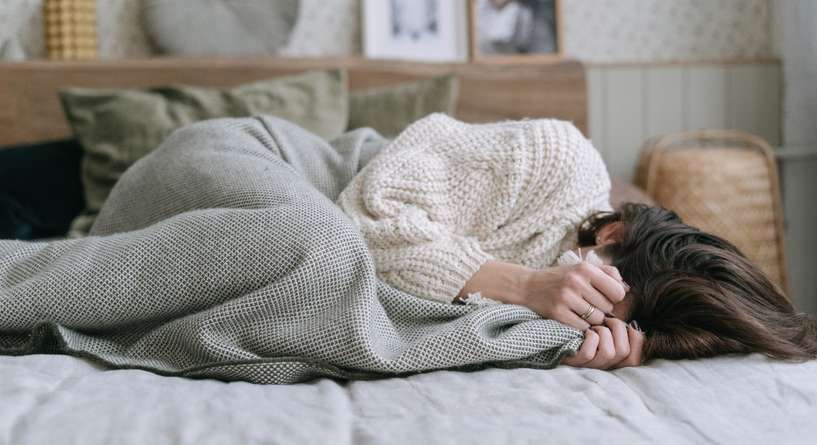 اسباب ألم شديد في رأس المعدة وفي الظهر مابين الكتفين والعلاج