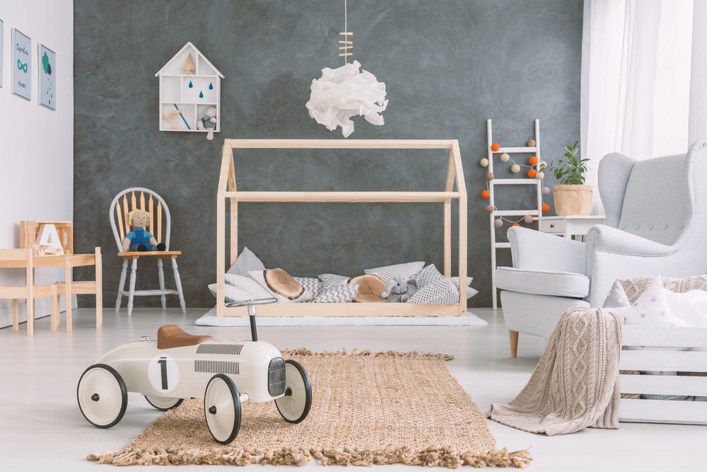 سرير بتصميم خشبي آمن للأطفال