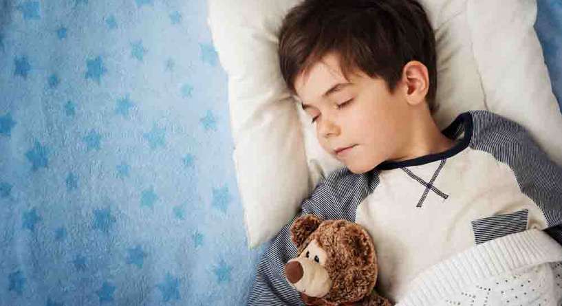 اسباب كثرة حركة الطفل اثناء النوم