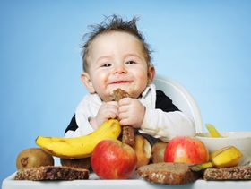 خبرة امرأة في تعريف طفلها على الطعام