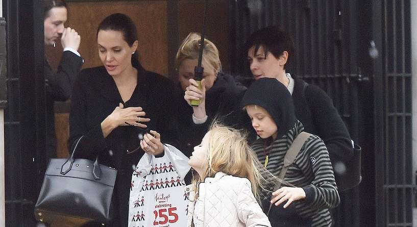 أنجلينا جولي برفقة ابنتيها في السوق