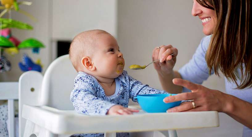 افكار مضحكة تخطر في بال الرضيع عند اطعامه!