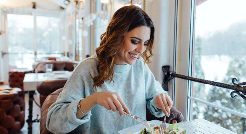 طباخون عالميون يحذرون: مأكولات لا تتناوليها اطلاقا في المطاعم!