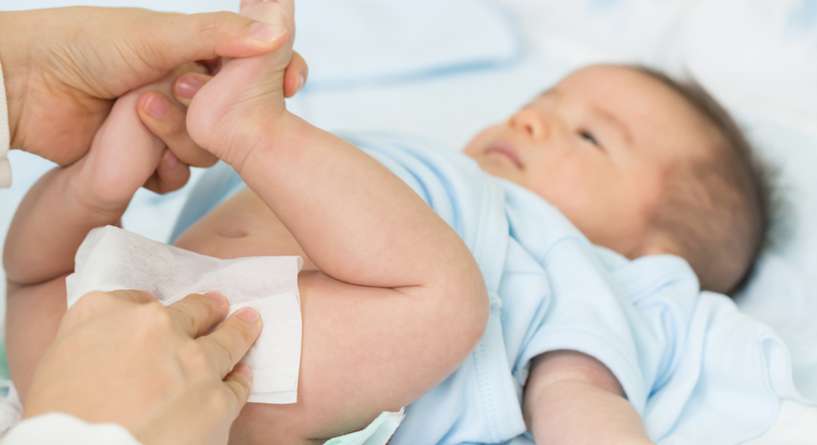 لون براز الرضيع الاخضر 